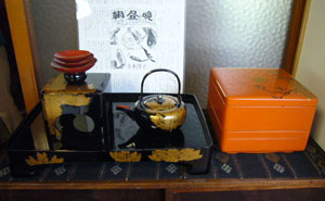 食器 重箱 朱漆塗り 家紋(丸に違い鷹の羽)入り
