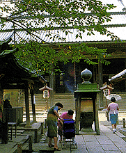写真：中山法華経寺の祖師堂前