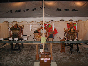 写真：宵祭りでの神輿の展示