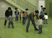 おとうさんとあそぶこどもたち