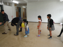 お父さんとあそぼう 風船遊びの様子
