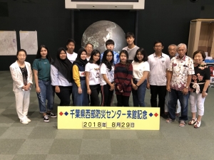 千葉県西部防災センターを見学。千葉県西部防災センターでのメダン市青少年代表団と関係者との集合写真。
