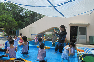 写真：プールで遊ぶ様子