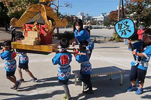 写真：秋祭りで神輿を担ぐ様子