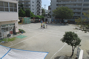 写真：2階から園庭を見た様子