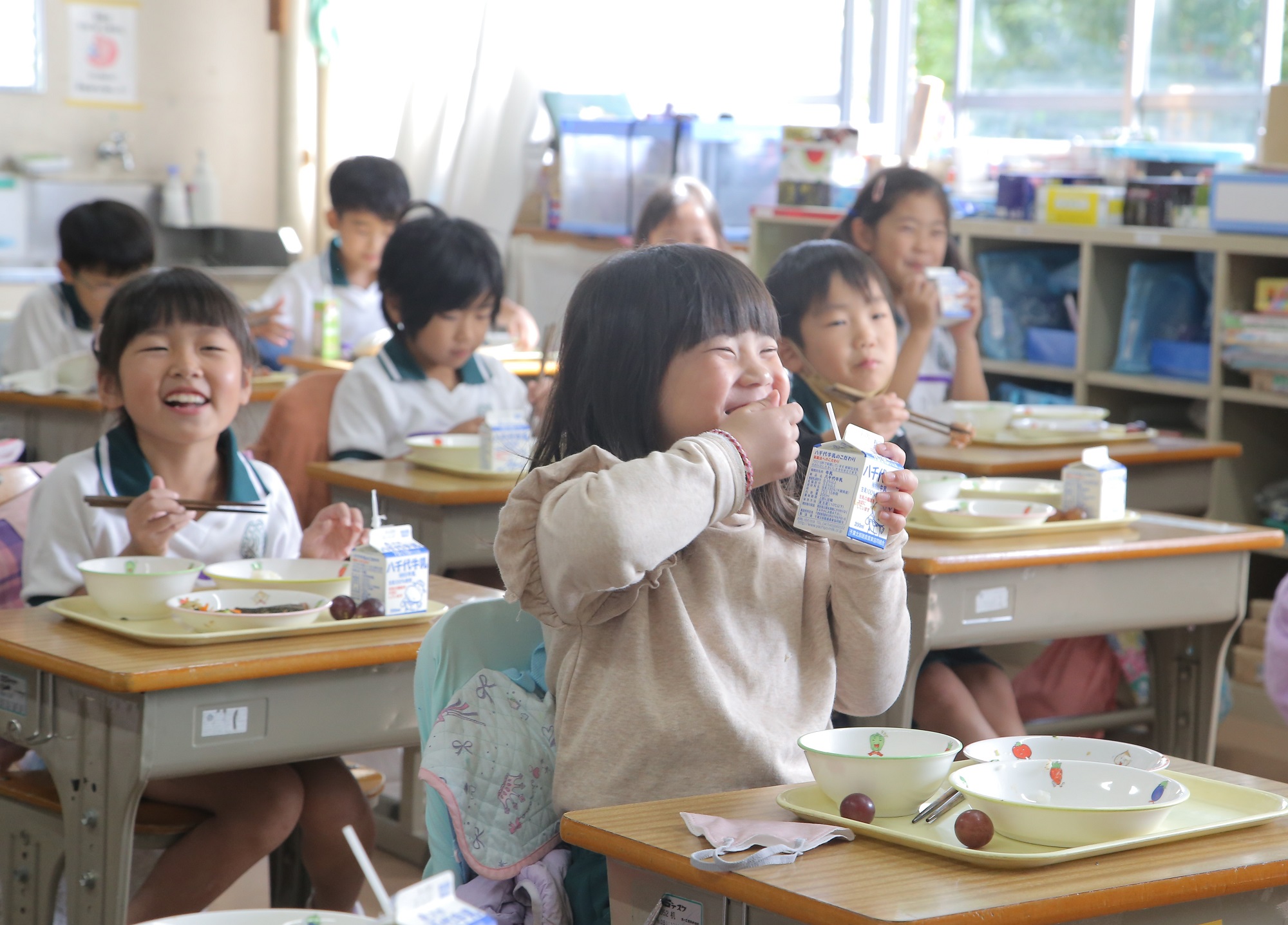 写真：児童が給食を食べている風景