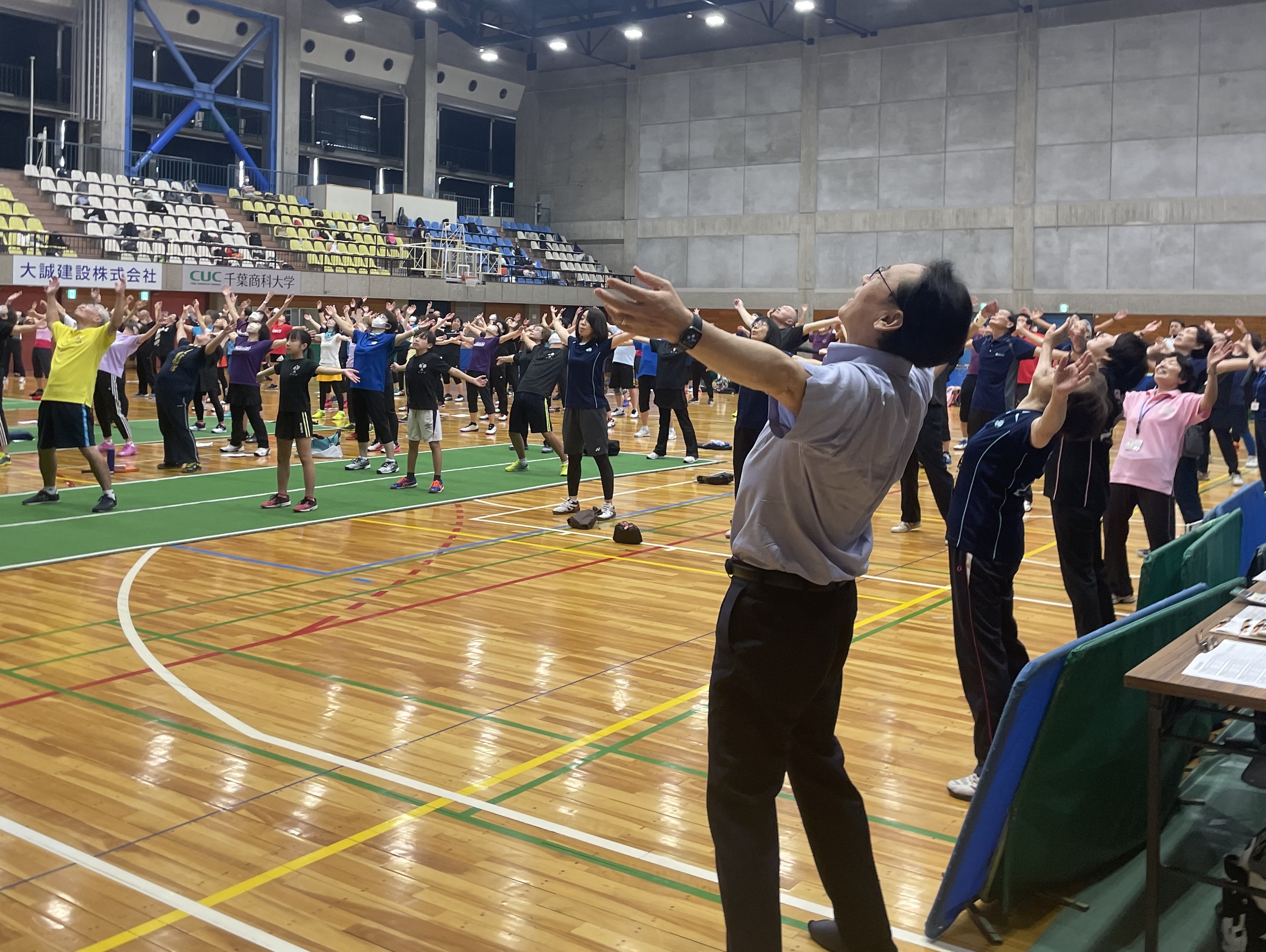 写真：体育館で市民とともに体操を行う市川市長