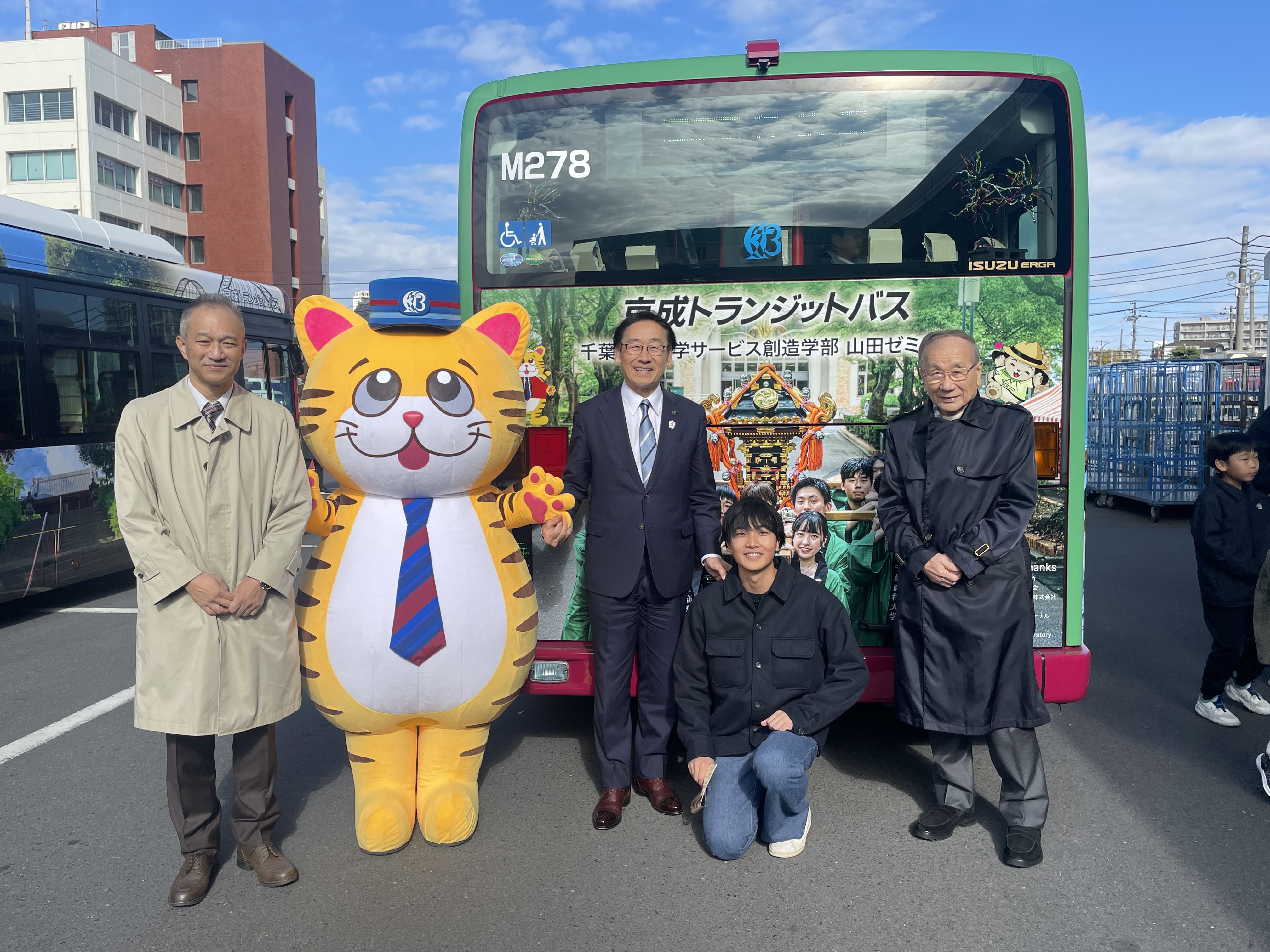 写真：バスの前で記念写真を撮る市川市長