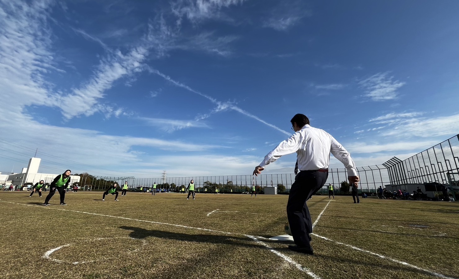 写真：フットベースボールをする市川市長