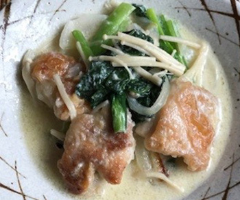 写真：小松菜とえのきだけと鶏肉のクリーム煮