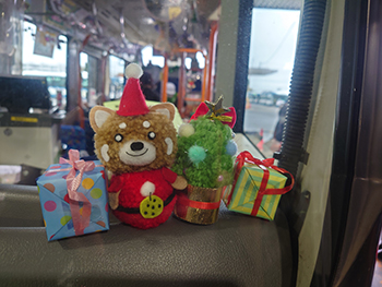 写真：市川市コミュニティバス内に市川梨丸とクリスマスBOXが飾られている様子
