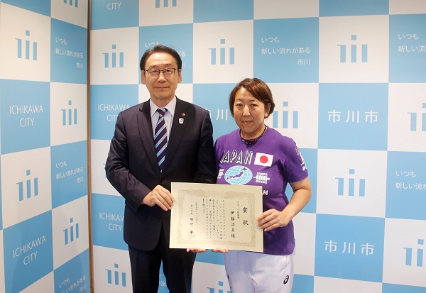 スポーツ奨励賞の賞状を持って並ぶ田中市長と伊藤治美選手