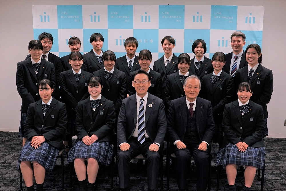 田中市長と昭和学院の皆さんの集合写真