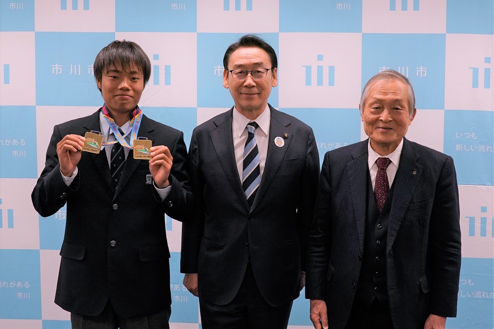 田中市長と山本圭吾氏の写真