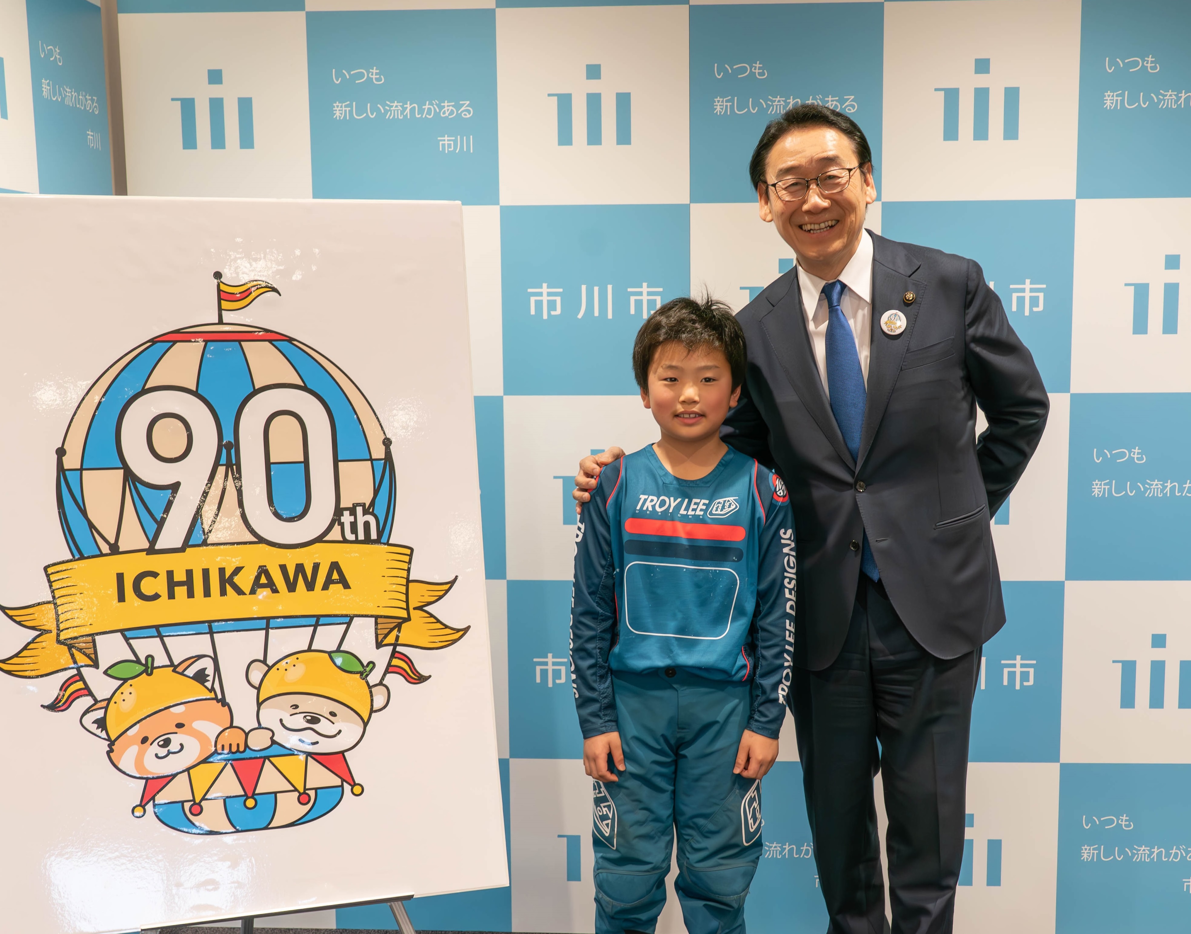 田中市長と久保田瑛人さんの写真