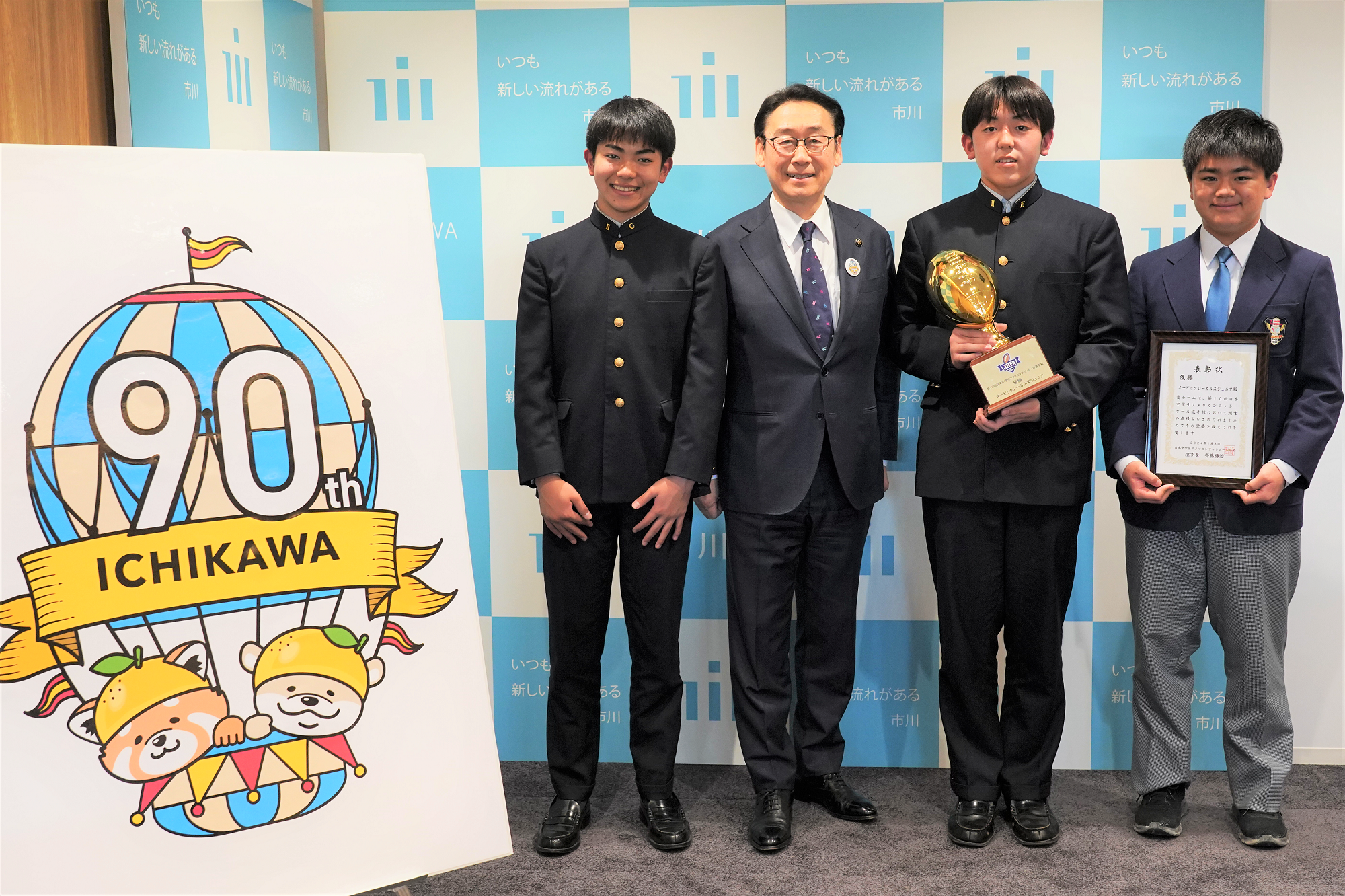 田中市長とアメリカンフットボール選手との集合写真