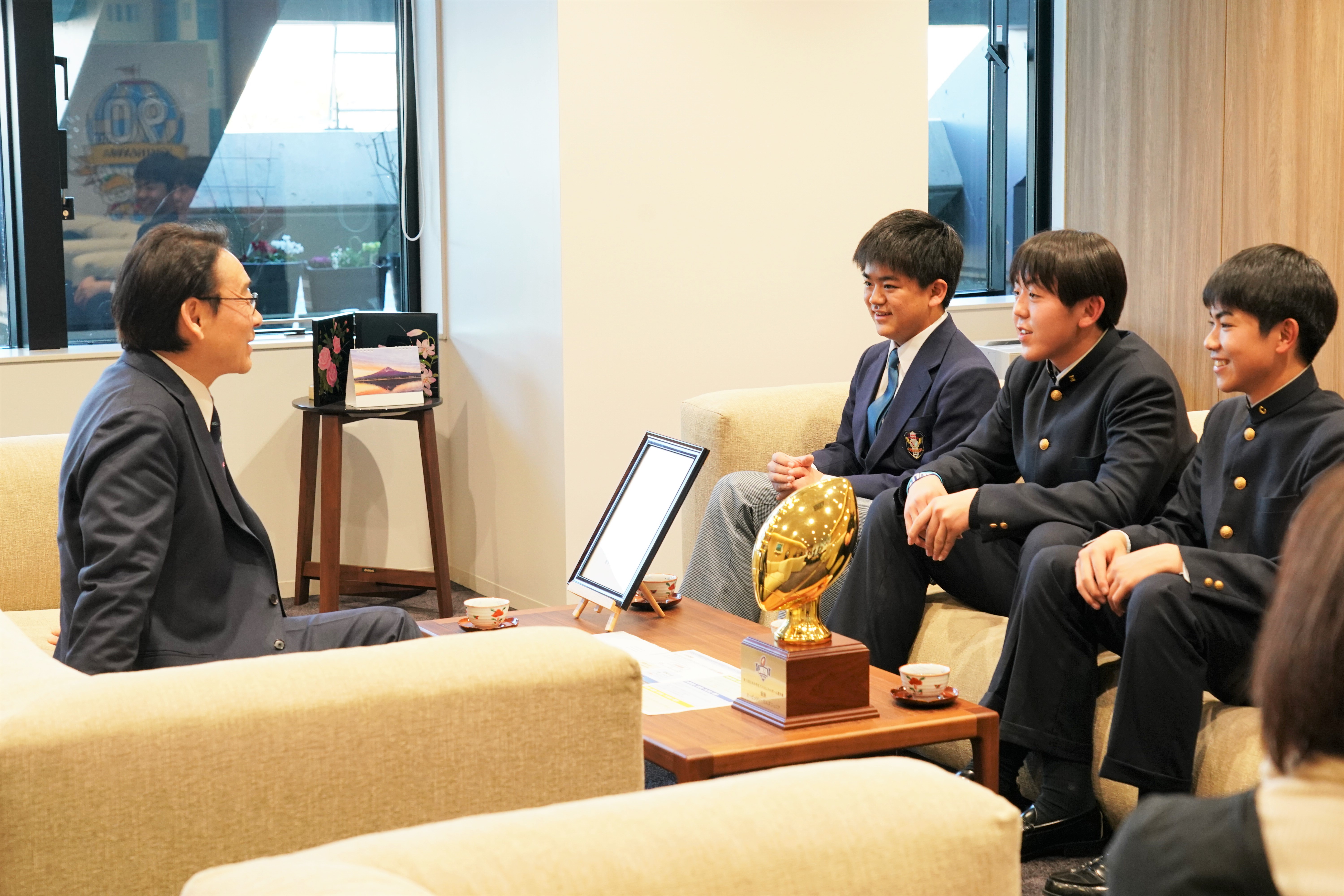 田中市長と話す選手のみなさんの写真