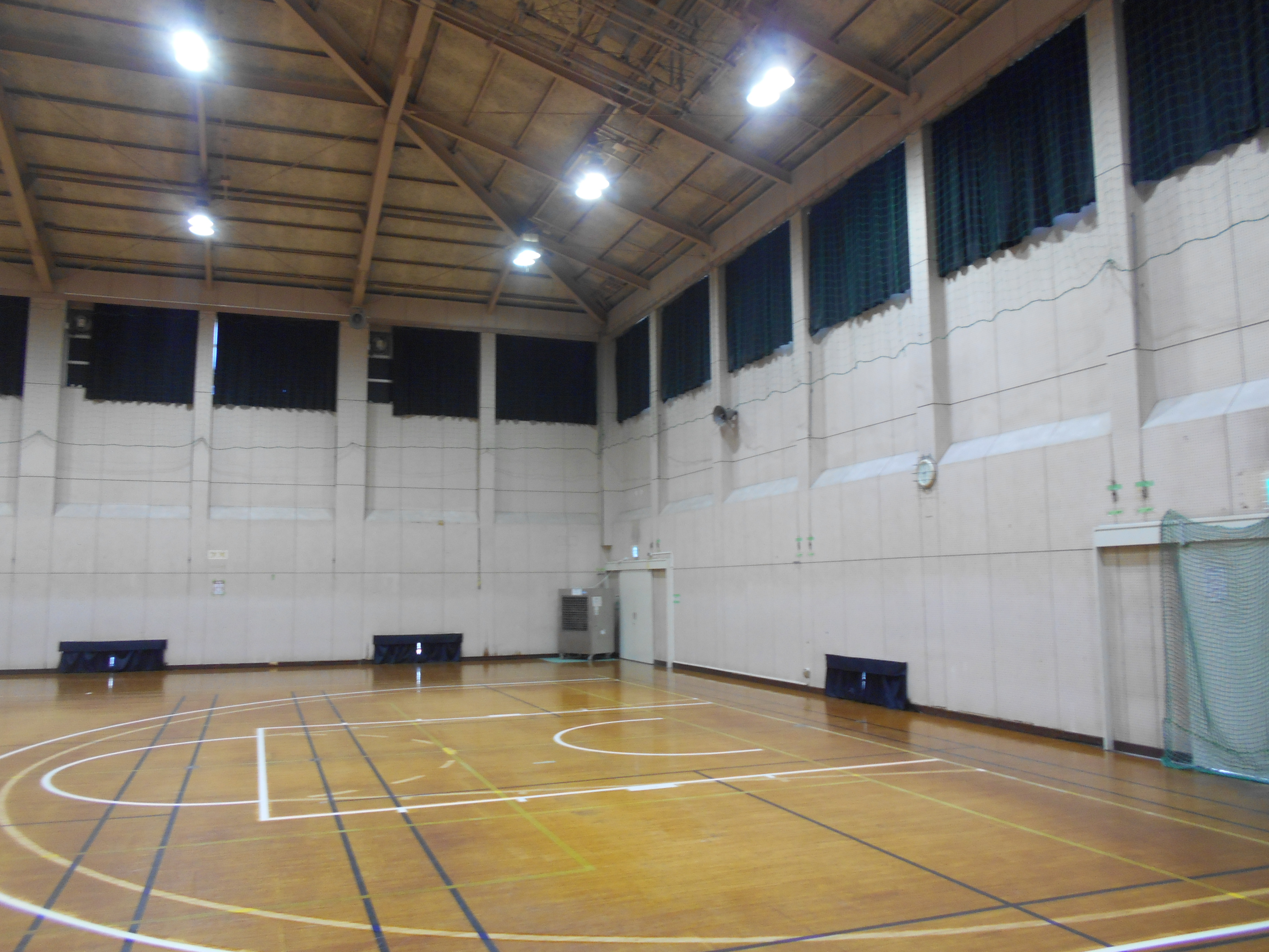 写真：信篤市民体育館の室内機設置前