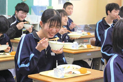 給食を食べる学生