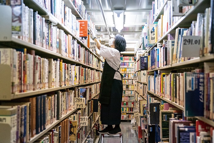 画像：中央図書館にある書庫には、蔵書の約半分である約40万冊の本が所蔵されています。