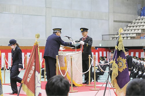 画像：千葉県消防協会長による表彰の様子