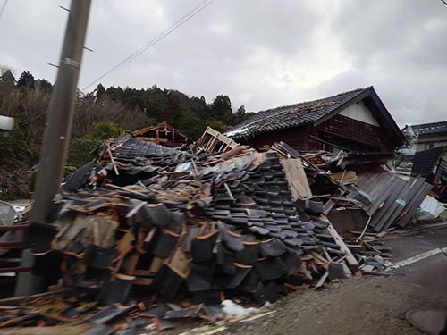 画像：倒壊した家屋