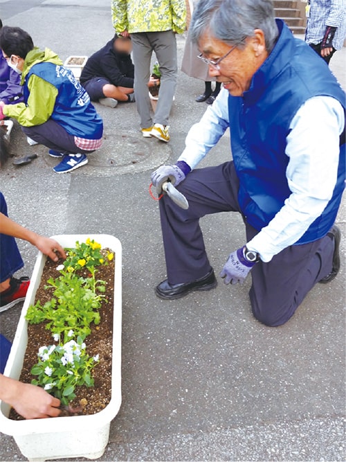 画像：小学校での人権の花運動