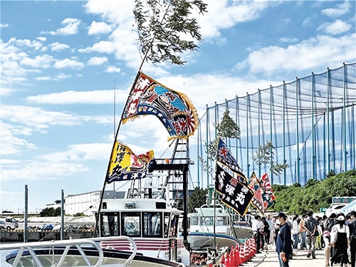 画像：漁港に並ぶ大漁旗