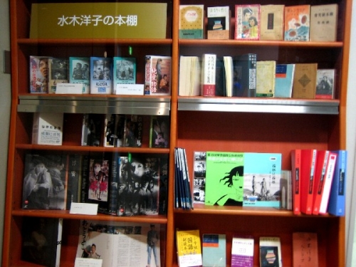 文学プラザ開館　水木洋子展示風景(水木洋子の本棚)