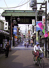 写真：黒門（総門）の前