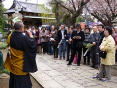 写真：法華経寺の布教師による説明会