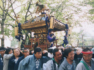 写真：やわたまつりでの神輿巡行の様子（1）