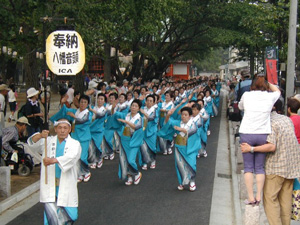 写真：やわたまつりで八幡音頭を踊る様子