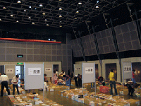 写真:市川図書館友の会会員が準備作業をしています。