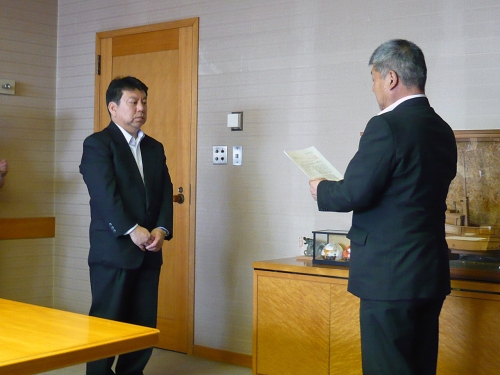 写真:東京電力株式会社(左)に請求書を提出する市川市危機管理監(右)
