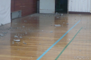写真:ガラス飛散防止シートが無かった際の破損例