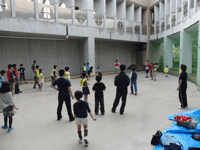 写真：小学生以上に集団遊びを行っている場面