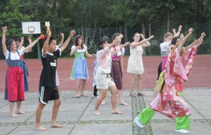 よさこいを披露する市民団と派遣生