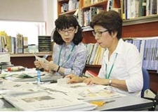 写真:"市川の文学に関するスクラップ資料を作成するサポーター"