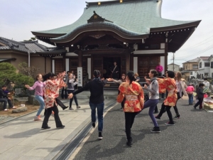 輪になって踊る