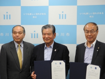 （左から）田中庸惠教育長、川淵三郎キャプテン、大久保博市長