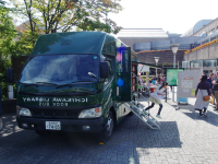 自動車図書館参上のようす