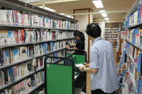 写真：蔵書点検のようす