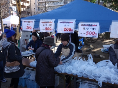 写真:水産物を販売している様子