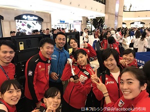 トロフィーを手にした宮脇選手