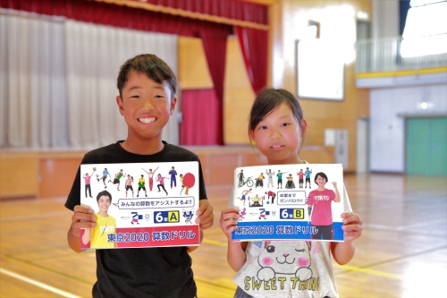 写真：ドリルを受け取った小学生