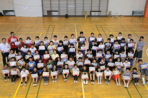 写真：ドリルを受け取った小学生