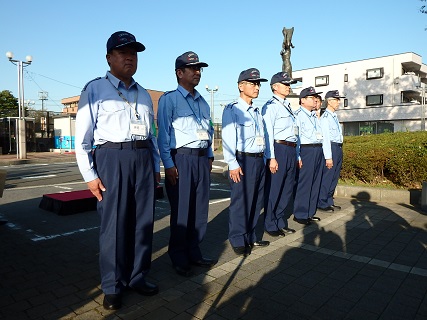 写真:セーフティアドバイザーが並んでいる