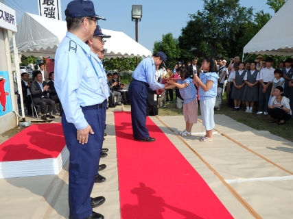 写真：花束贈呈の様子