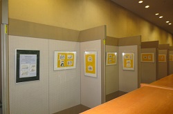 須山八重子はがき絵展「わたしの市川」展示のようす